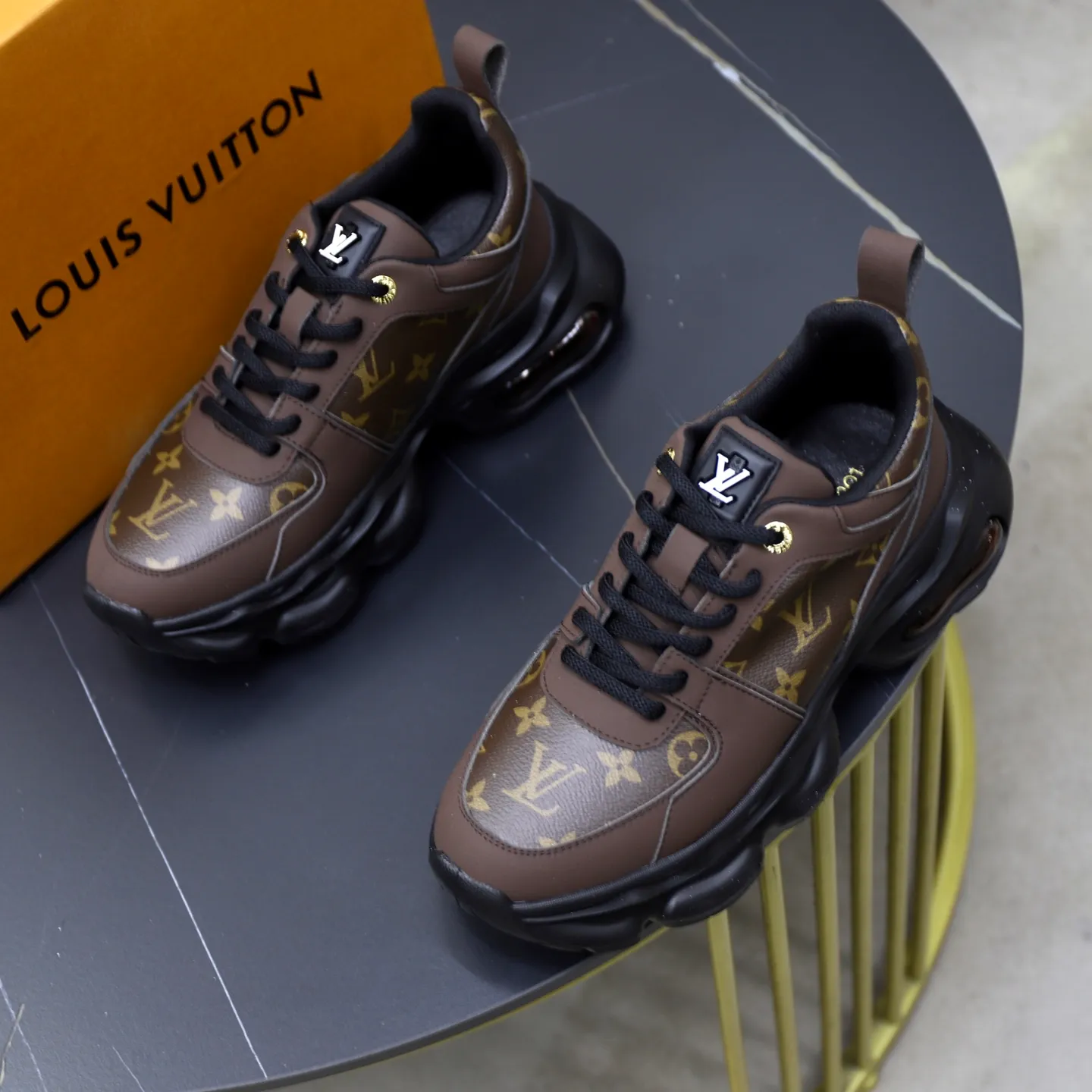 Ex-factory price: 462💰🙅‍♂️🙅‍♂️🙅‍♂️ Brand: Louis Vuitton Standard code: 38-44 (45 customized) Grade: Same as the official website Material: Original cowhide splicing fabric Comfortable and breathable lining Lightweight, soft and wear-resistant outsole Style category: Men's fashionable casual shoes Running sneakers Distinguished luxury brand elements Top luxury Color: actual picture color